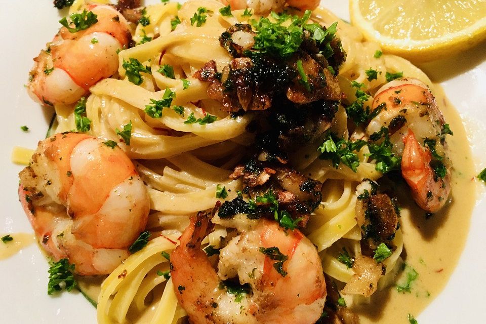 Tagliatelle mit Gambas in einer Krustentier-Safran-Sauce