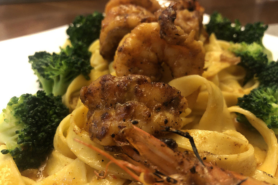 Tagliatelle mit Gambas in einer Krustentier-Safran-Sauce