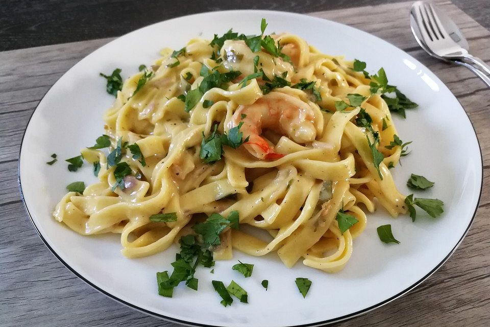 Tagliatelle mit Gambas in einer Krustentier-Safran-Sauce