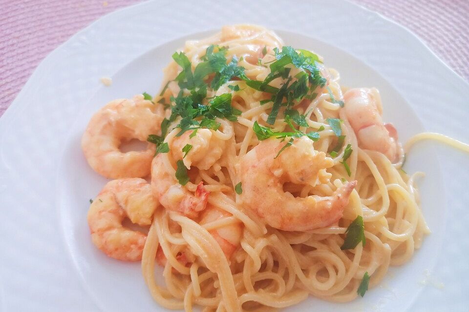 Tagliatelle mit Gambas in einer Krustentier-Safran-Sauce