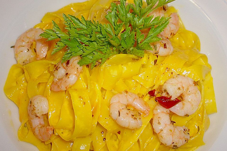 Tagliatelle mit Gambas in einer Krustentier-Safran-Sauce