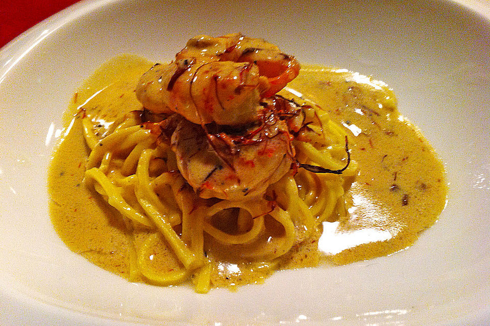 Tagliatelle mit Gambas in einer Krustentier-Safran-Sauce