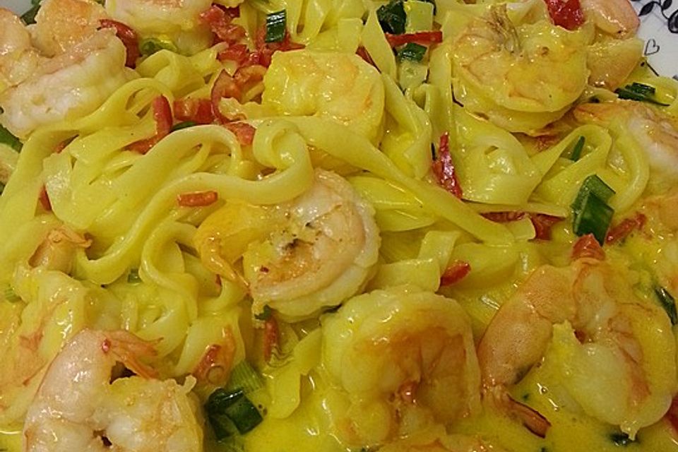 Tagliatelle mit Gambas in einer Krustentier-Safran-Sauce