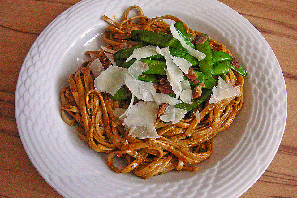 Nudeln mit Pesto, Zuckerschoten und Speck