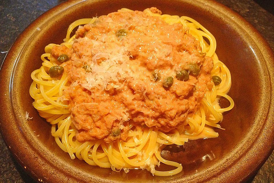 Spaghetti mit Thunfischsoße und Kapern