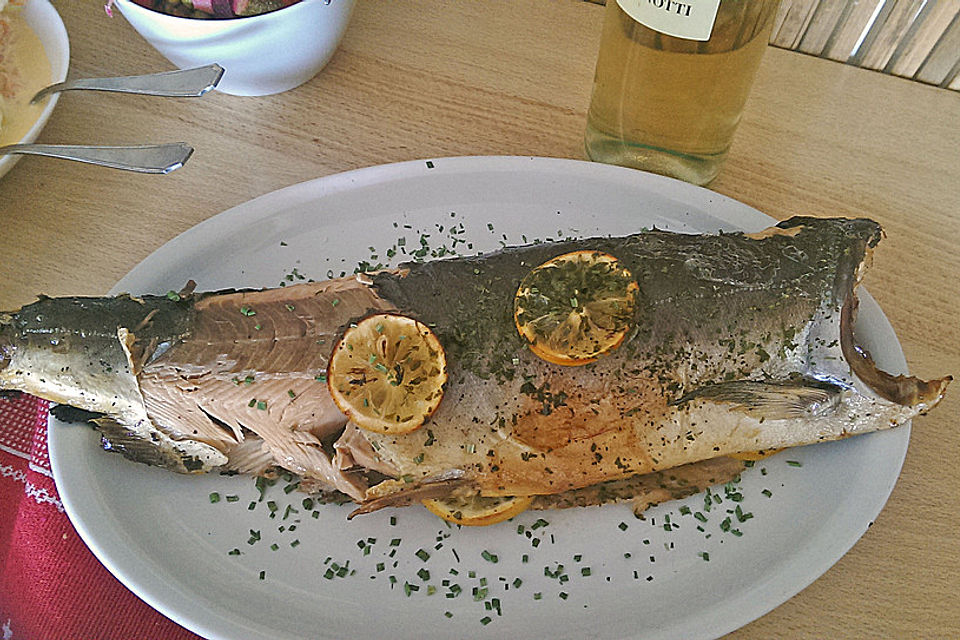 Ganzer Lachs, im Ofen gegart