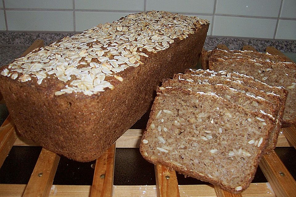 Saftiges Mehrkorn - Schrotbrot mit verschiedenen Saaten