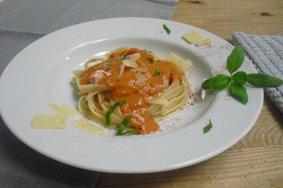 Tomaten - Sahne - Sauce zu Nudeln