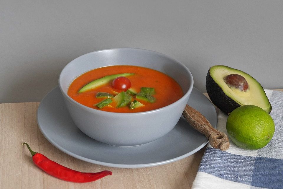 Tomaten - Kokos - Suppe mit Avocado