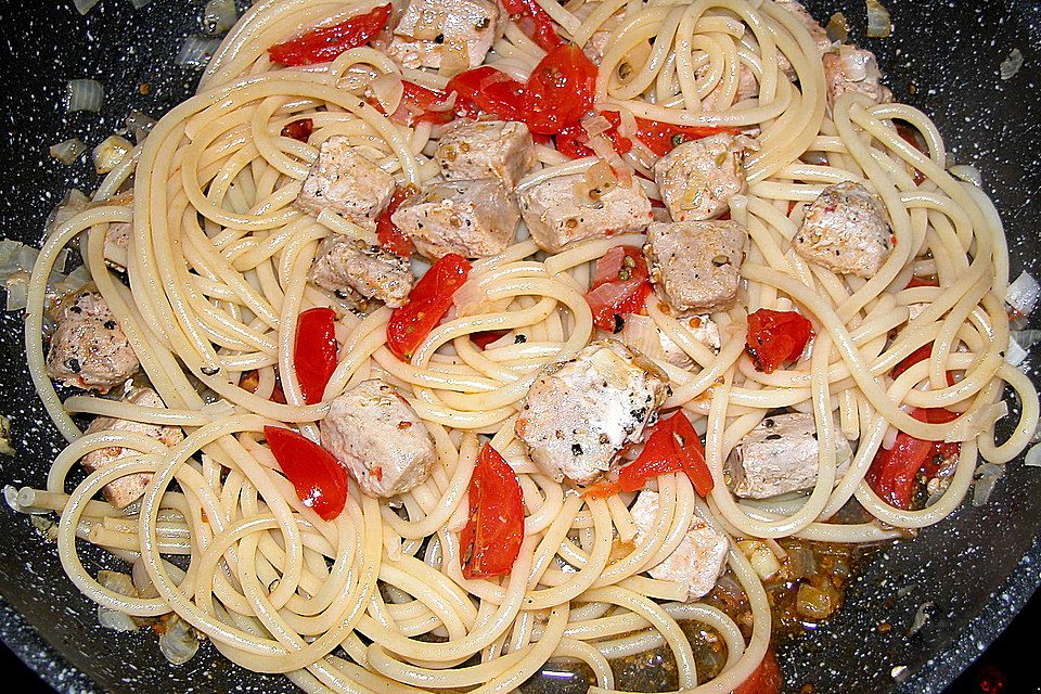 Pasta mit Thunfisch und Tomaten