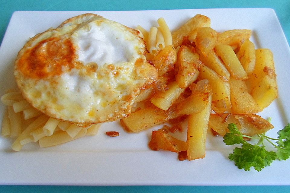 Lenchen - Essen mit Makkaroni, Bratkartoffeln und Spiegelei