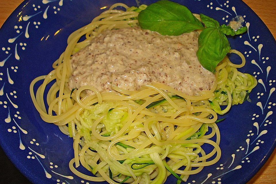 Spaghetti mit Zucchini und Haselnuss - Sauce