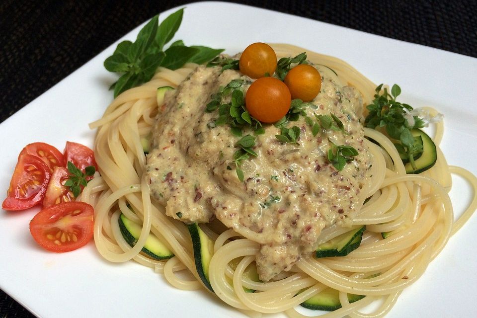 Spaghetti mit Zucchini und Haselnuss - Sauce