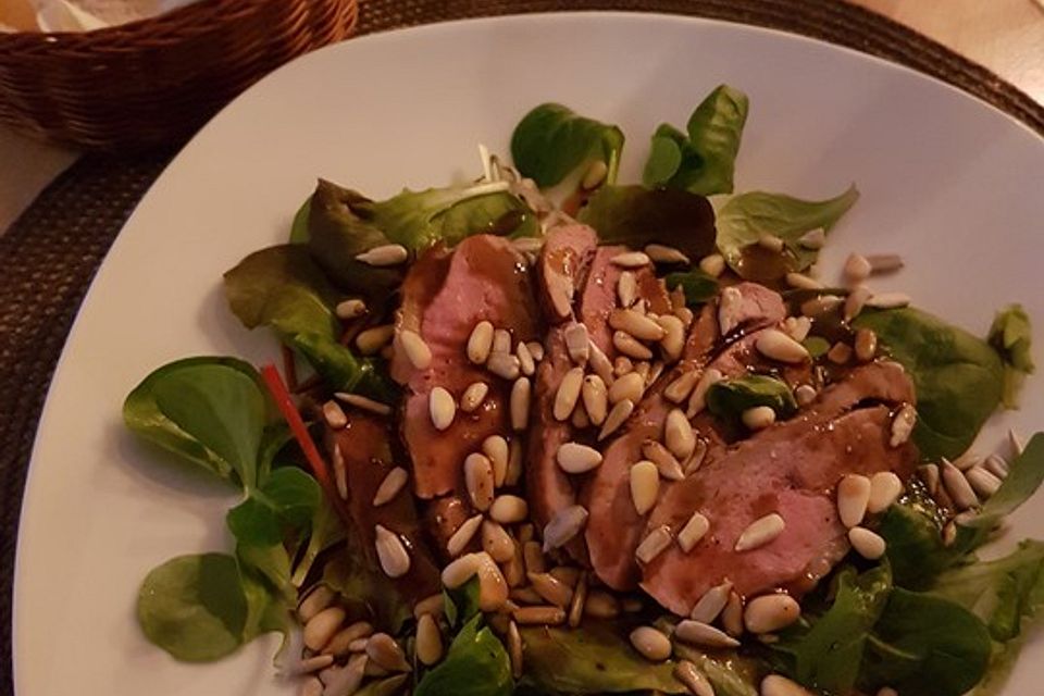 Feldsalat mit lauwarmer Entenbrust