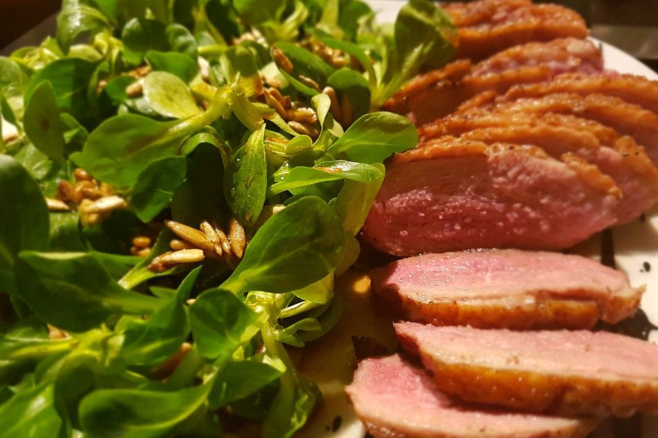 Feldsalat mit lauwarmer Entenbrust