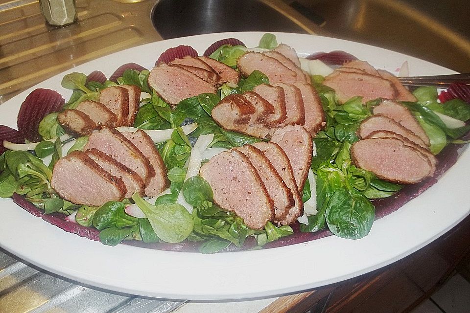 Feldsalat mit lauwarmer Entenbrust