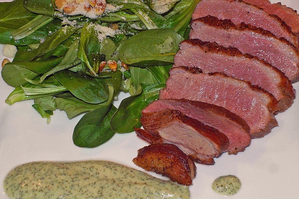 Feldsalat mit lauwarmer Entenbrust