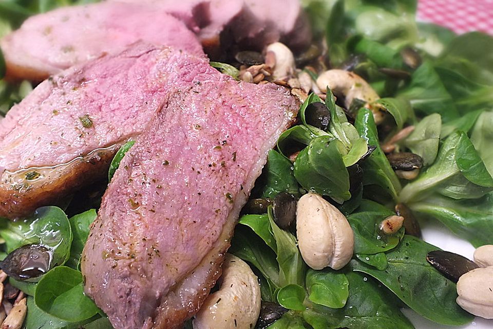 Feldsalat mit lauwarmer Entenbrust
