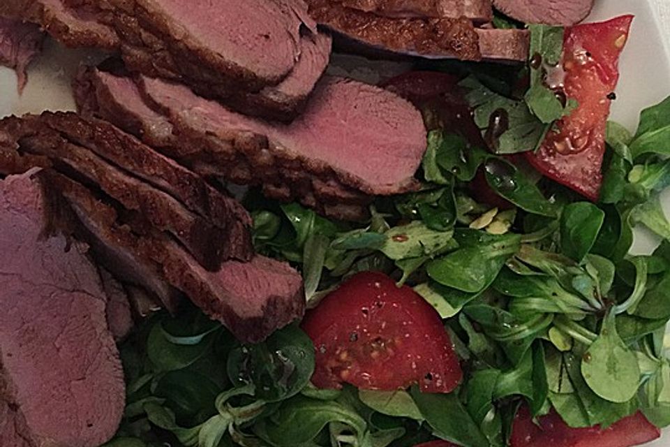 Feldsalat mit lauwarmer Entenbrust
