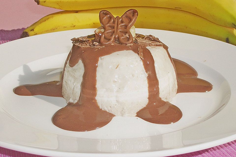 Gestürzte Bananencreme mit Schokosauce