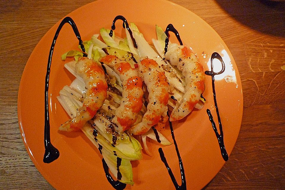 Salat von Chicorée und in Balsamico marinierten Gambas