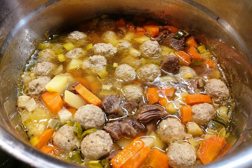 Rindfleischsuppe mit Markklößchen à la Cusana