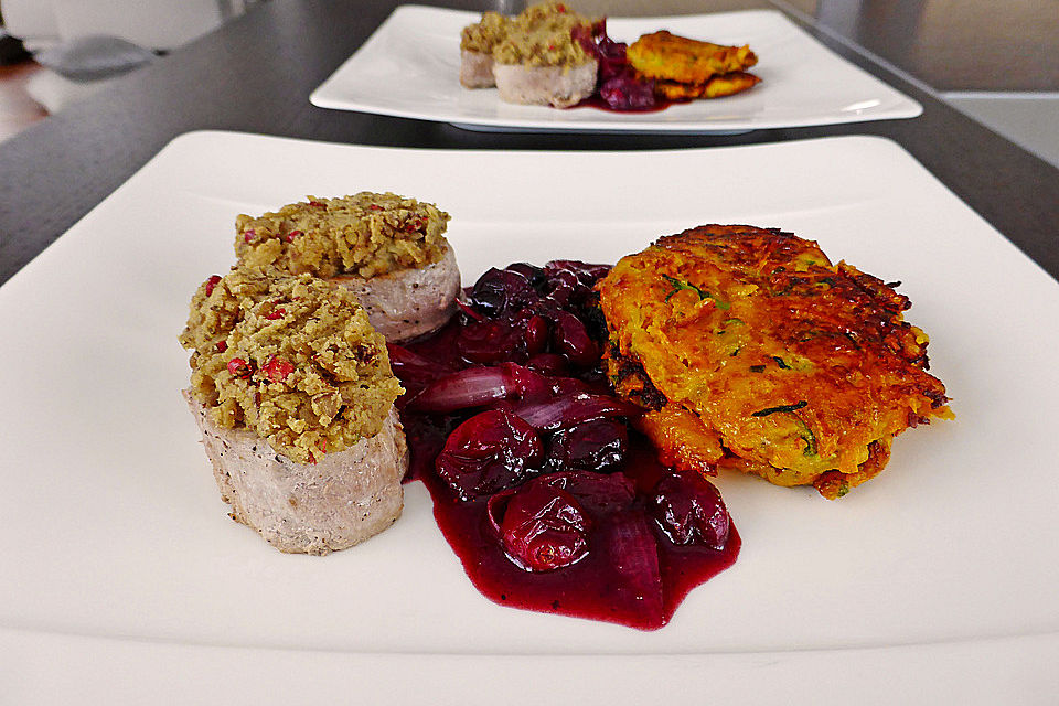 Medaillons unter Maronenhaube mit Cranberry - Soße