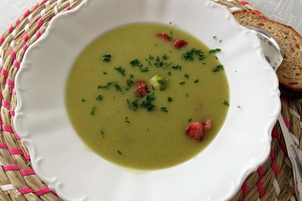 Rosenkohlsuppe mit Cabanossi und Basilikum