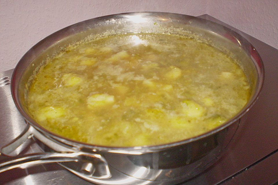 Rosenkohlsuppe mit Cabanossi und Basilikum