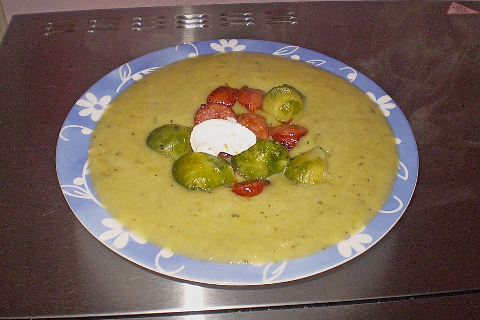 Rosenkohlsuppe mit Cabanossi und Basilikum