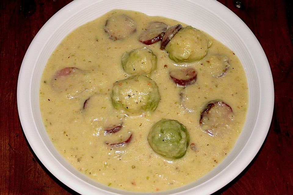 Rosenkohlsuppe mit Cabanossi und Basilikum