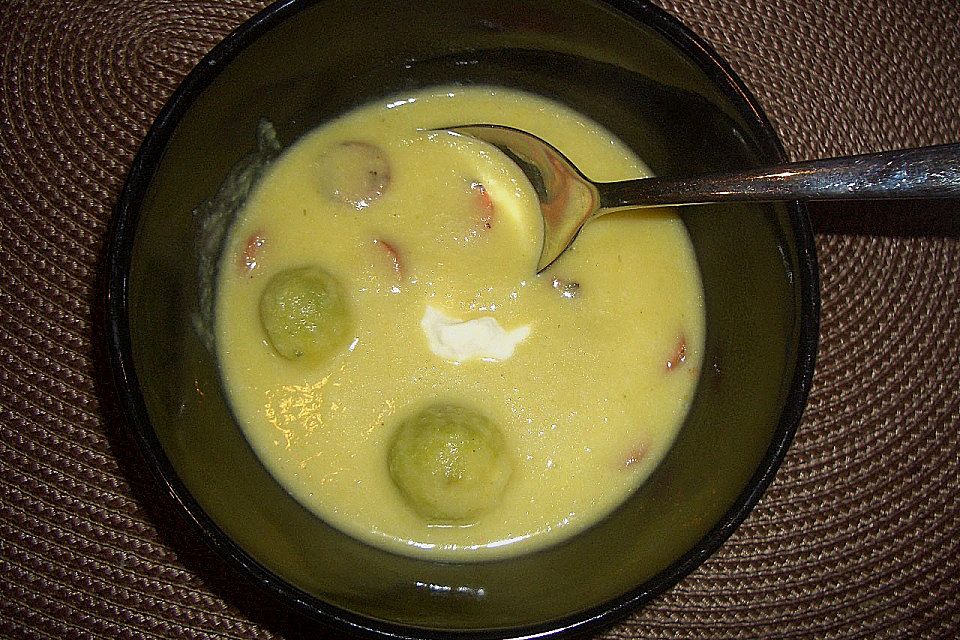 Rosenkohlsuppe mit Cabanossi und Basilikum