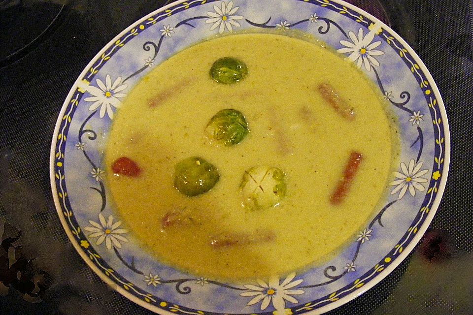 Rosenkohlsuppe mit Cabanossi und Basilikum