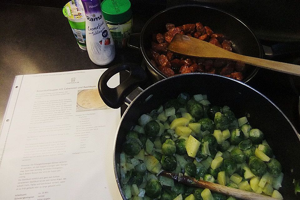 Rosenkohlsuppe mit Cabanossi und Basilikum