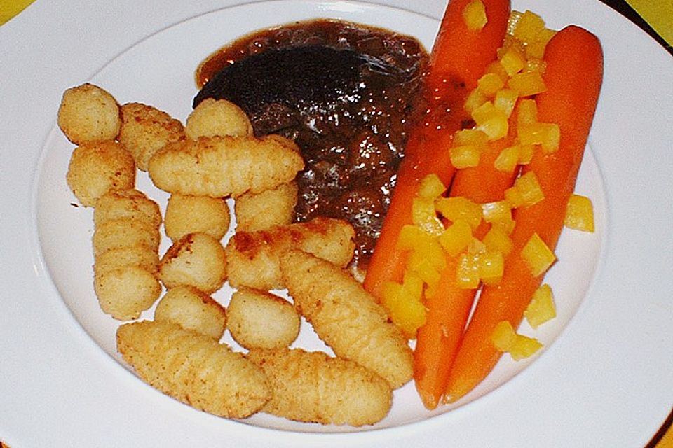 Hasenrückenfilet an geschmorten Fingermöhren mit Kroketten aus dem Backofen