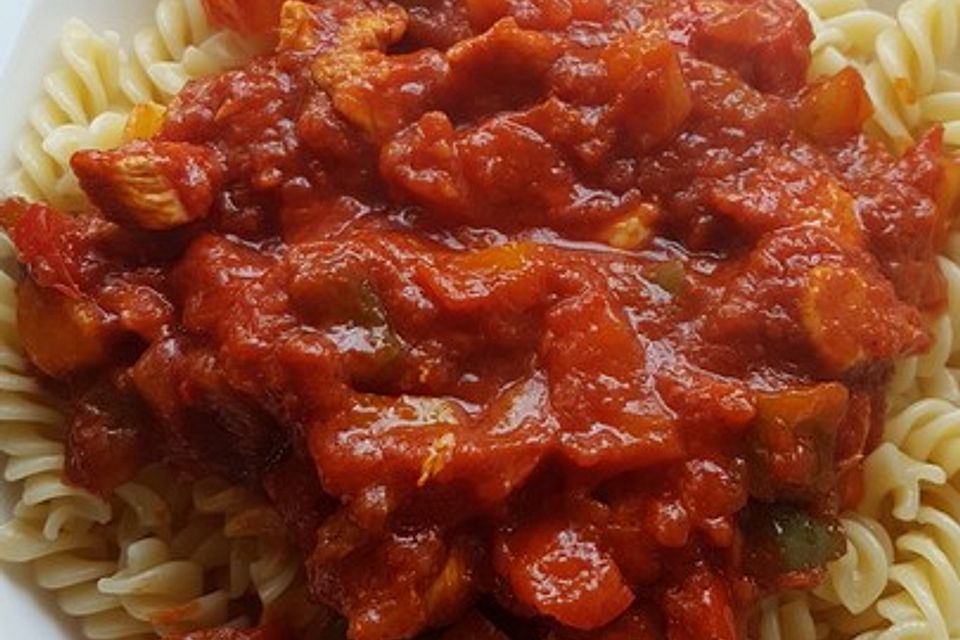 Nudeln mit scharfer Puten-Paprika-Sauce