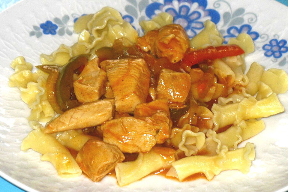 Nudeln mit scharfer Puten-Paprika-Sauce