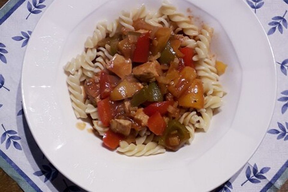 Nudeln mit scharfer Puten-Paprika-Sauce