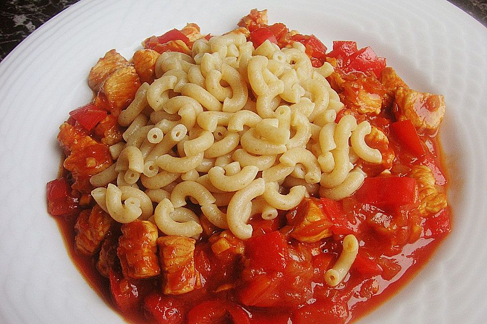 Nudeln mit scharfer Puten-Paprika-Sauce