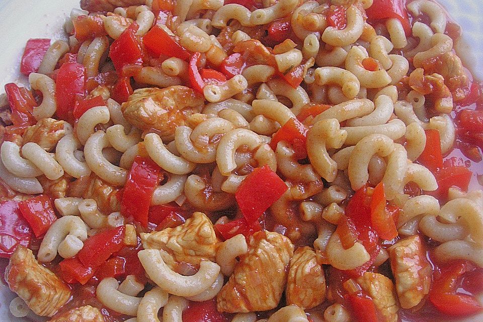 Nudeln mit scharfer Puten-Paprika-Sauce