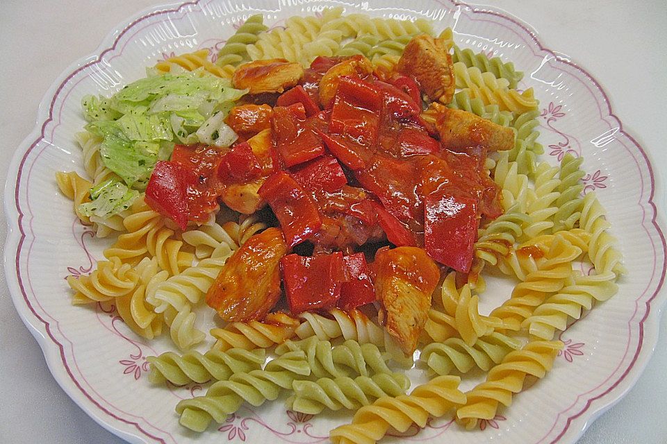 Nudeln mit scharfer Puten-Paprika-Sauce