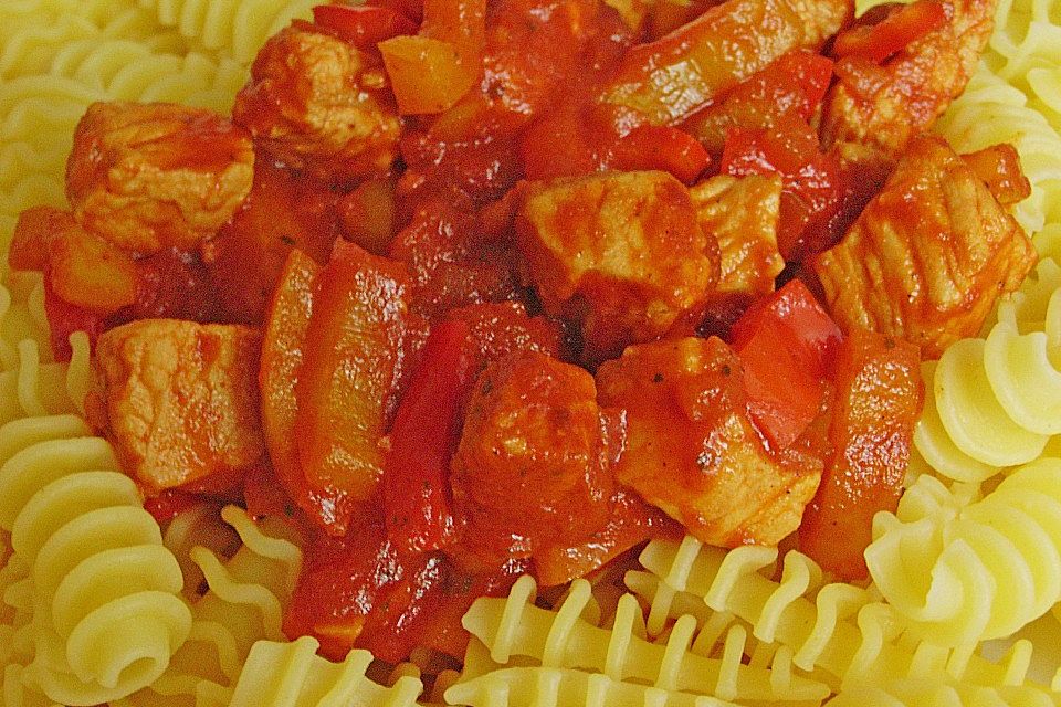 Nudeln mit scharfer Puten-Paprika-Sauce