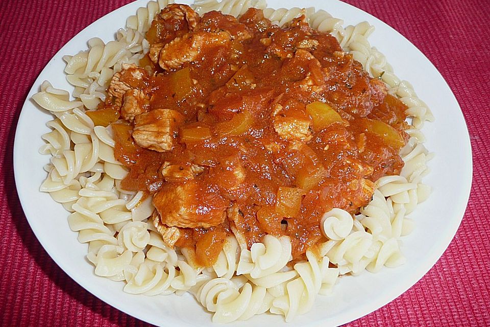 Nudeln mit scharfer Puten-Paprika-Sauce