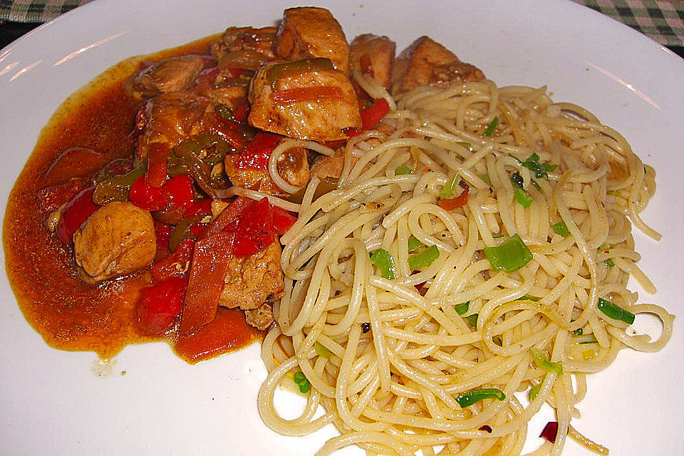 Nudeln mit scharfer Puten-Paprika-Sauce