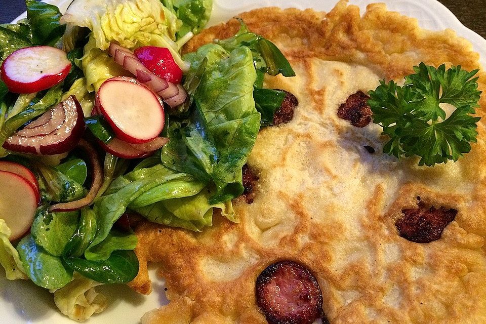 Westfälische Mettwurst-Pfannkuchen mit Salat