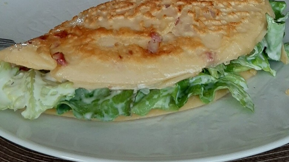 Westfälische Mettwurst-Pfannkuchen mit Salat von Rike2