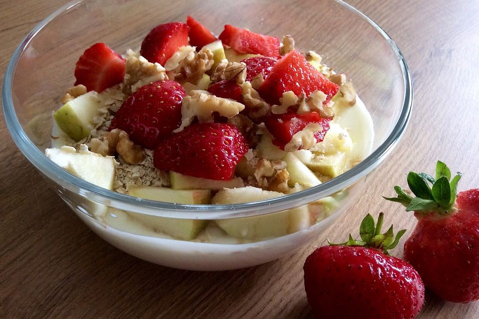 Erdbeer-Apfel-Nuss-Müsli