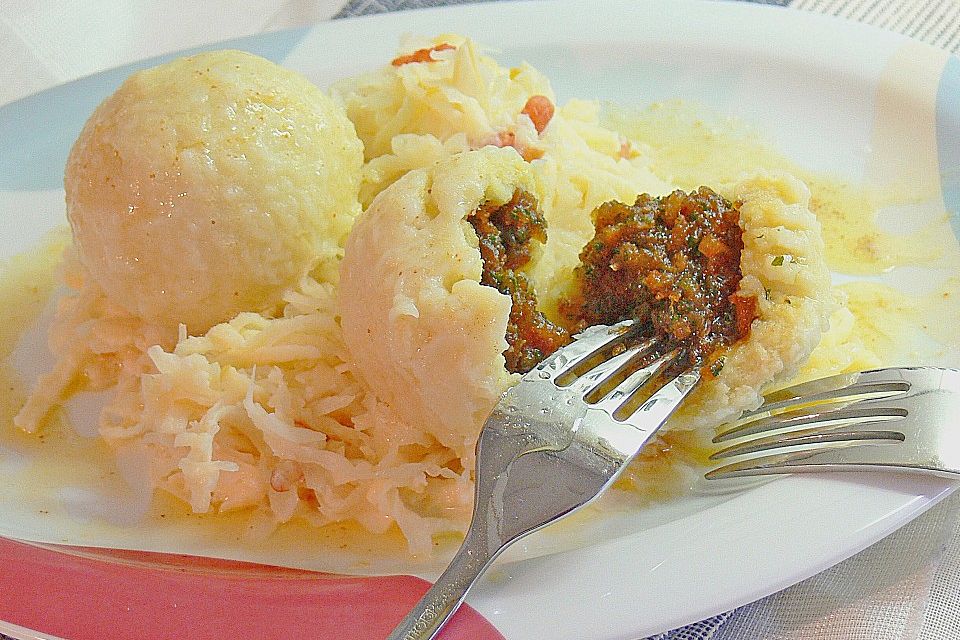 Grammelknödel auf Sauerkrautsalat