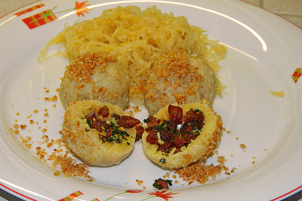 Grammelknödel auf Sauerkrautsalat