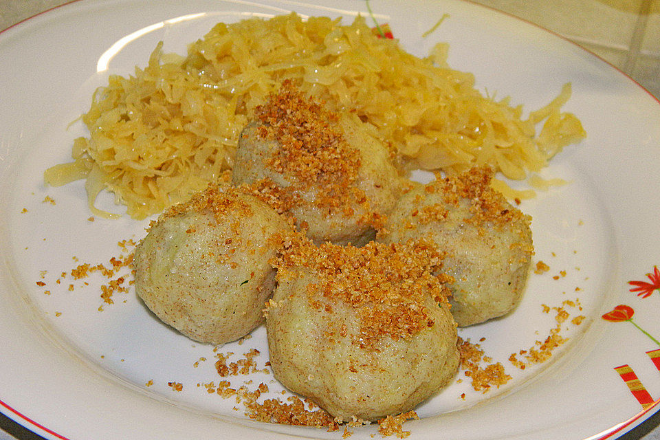 Grammelknödel auf Sauerkrautsalat